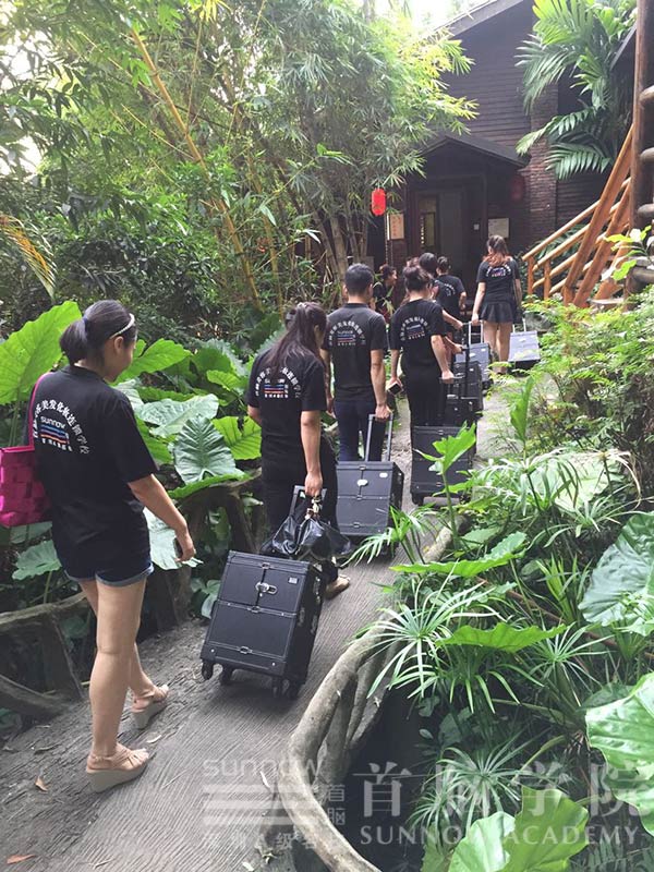首腦學院龍華校區為環球生態旅游小姐新聞發布會化妝造型