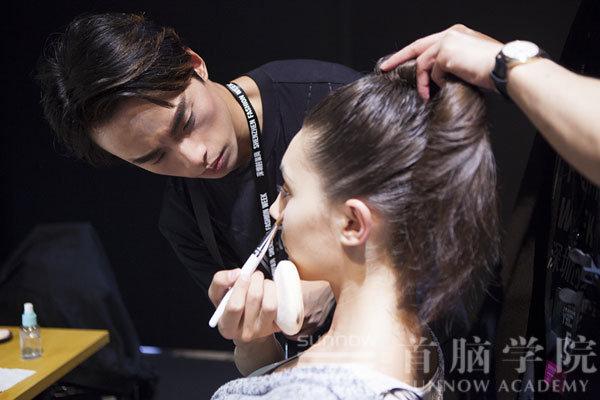 首腦學院老師為模特兒化妝造型