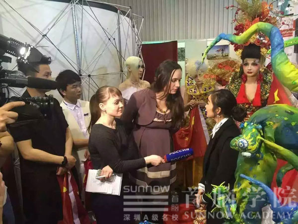 俄羅斯比賽現場王英老師獲獎受采訪