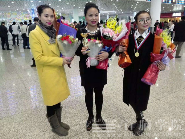 首腦學院代表去機場接機