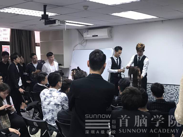 首腦學院為2017深圳時裝周進行化妝造型培訓