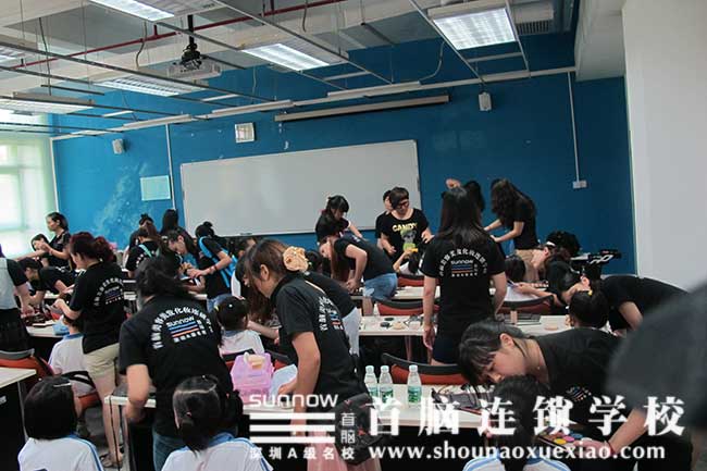 首腦學校榮獲花樣盛年慈善基金會授予“愛心合作伙伴”殊榮