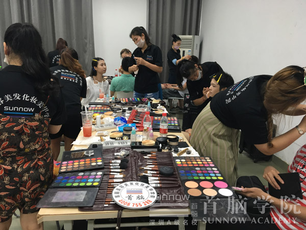 首腦學院師生受邀為深圳信息學院畢業秀化妝造型