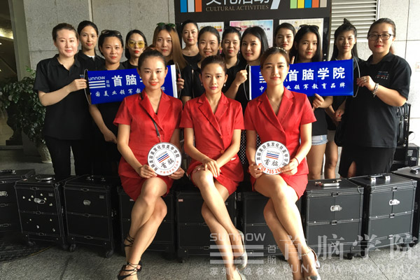 首腦學(xué)院羅湖校區(qū)妝點(diǎn)深圳最美校服大賽頒獎典禮