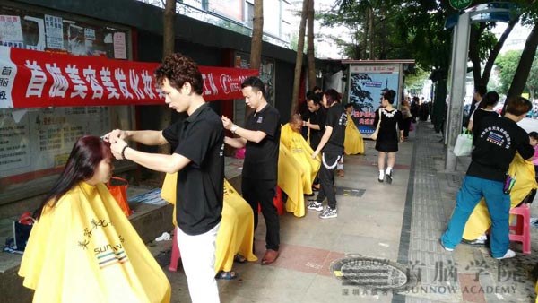 首腦學院龍華校區美發學員專注義剪