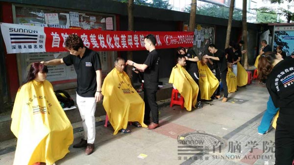 首腦學院龍華校區美發學員專注義剪