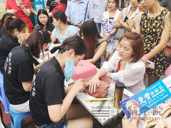 綻放母親節，首腦學院龍崗校區為愛添色加彩