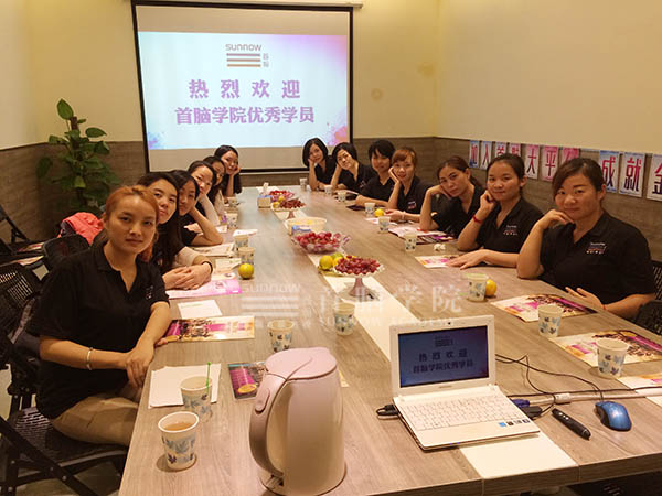 首腦學院寶安校區再次助推美容學子就業