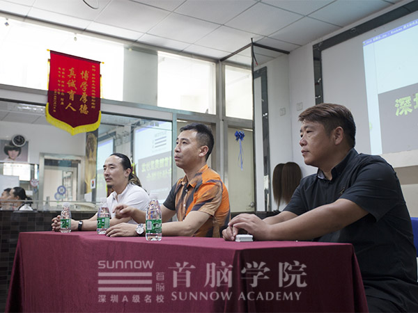 美發招聘會現場老師專心傾聽同學疑問