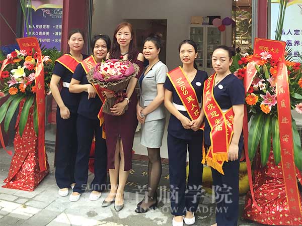 首腦美容畢業學員劉暢組建的美容團隊