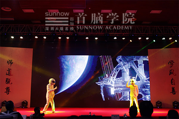 首腦學院“機械舞”太空漫步表演
