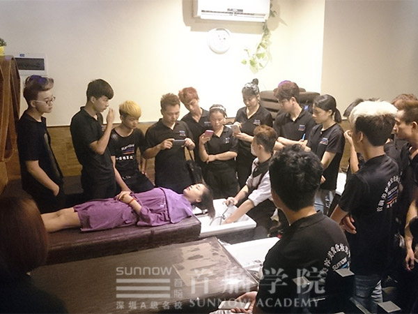 首腦美發(fā)學(xué)員觀摩學(xué)習(xí)，讓技術(shù)走在時(shí)尚前沿