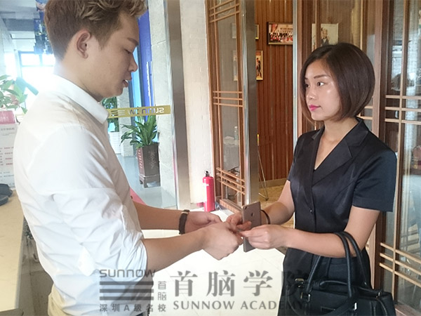 首腦美發(fā)學(xué)員觀摩學(xué)習(xí)，讓技術(shù)走在時(shí)尚前沿