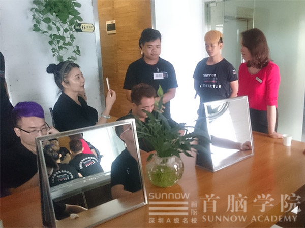 首腦美發(fā)學(xué)員觀摩學(xué)習(xí)，讓技術(shù)走在時(shí)尚前沿