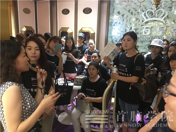 首腦學(xué)院形象設(shè)計部學(xué)員觀摩維納斯婚紗攝影