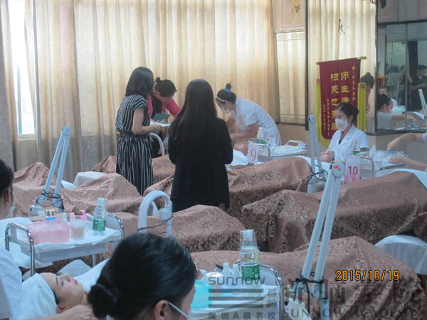 “一試三證”考評員正在對學員經行考核