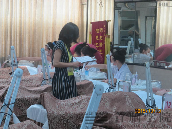 “一試三證”考評員正在對學員考核 
