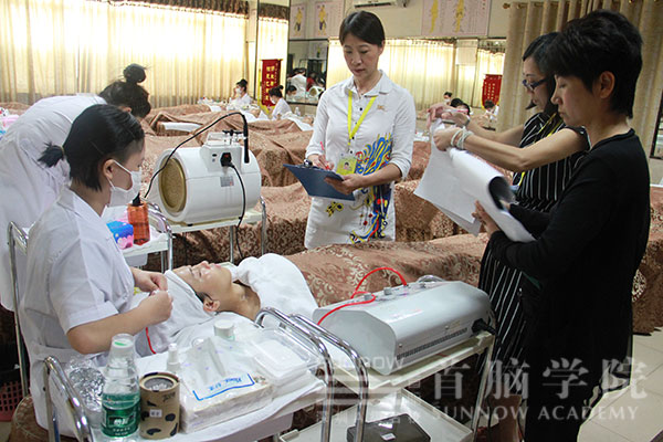 首腦美容學校