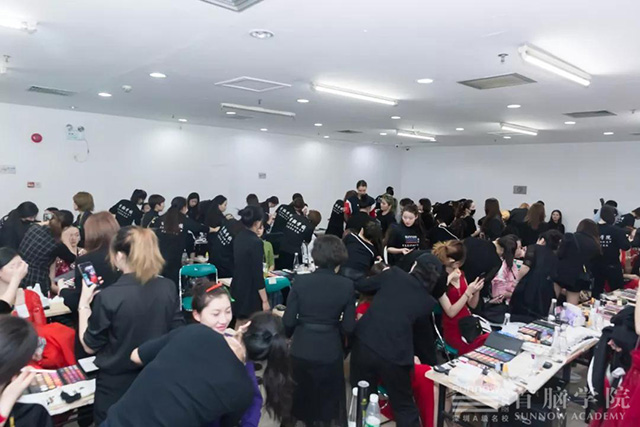 化妝造型機構