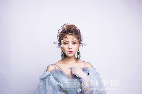怎么樣當好一名化妝師 怎么樣當好一名化妝師