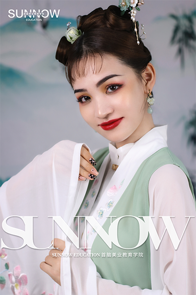 學化妝去學校還是店里學好